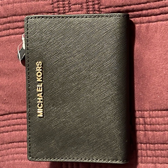 NWT Michael Kors wristlet. 🎉 host pick 🎉Black with gold detail - Picture 6 of 6